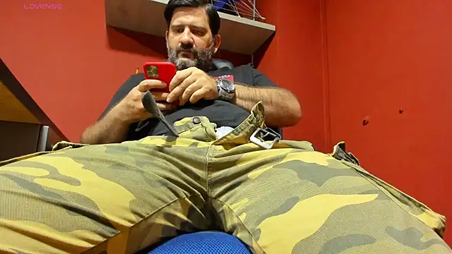 Snapshot of Maxi_TheBigDaddy chatting on March 15, 3:06 pm Maxi TheBigDaddy online show from March 15, 3:06 pm