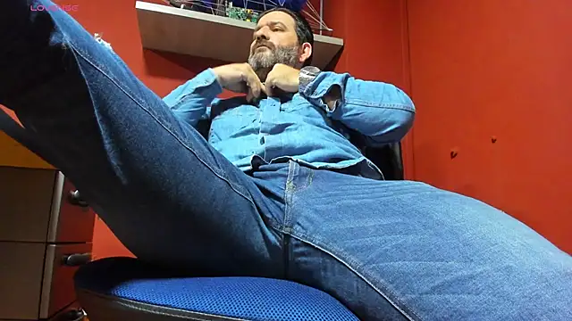 Snapshot of Maxi_TheBigDaddy chatting on March 17, 12:25 pm Maxi TheBigDaddy online show from March 17, 12:25 pm