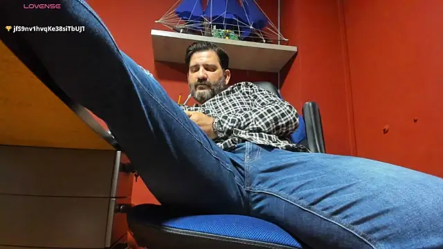 Snapshot of Maxi_TheBigDaddy chatting on March 18, 3:10 pm Maxi TheBigDaddy online show from March 18, 3:10 pm