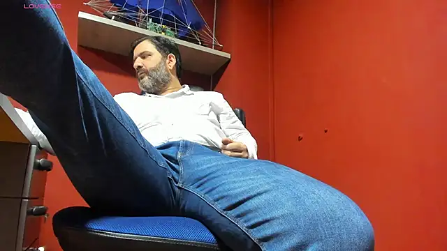 Snapshot of Maxi_TheBigDaddy chatting on March 21, 1:01 pm Maxi TheBigDaddy online show from March 21, 1:01 pm