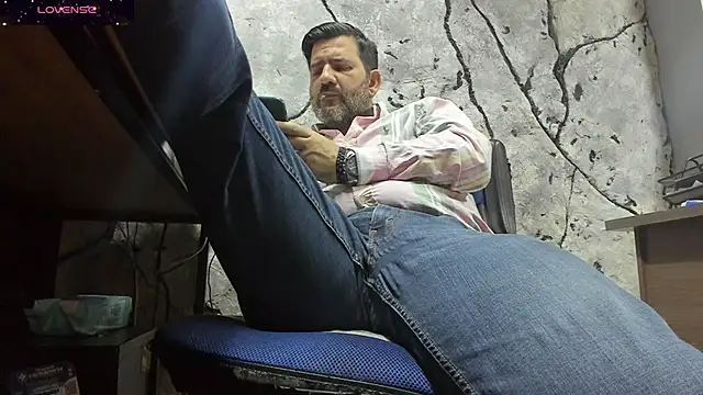 Snapshot of Maxi_TheBigDaddy chatting on September 11, 12:05 pm Maxi TheBigDaddy online show from September 11, 12:05 pm