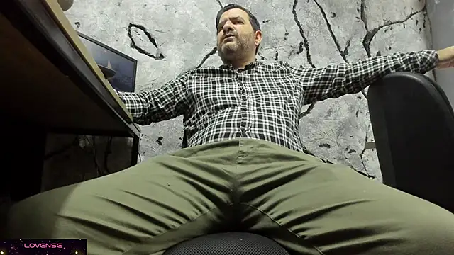 Snapshot of Maxi_TheBigDaddy chatting on September 24, 10:29 am Maxi TheBigDaddy online show from September 24, 10:29 am