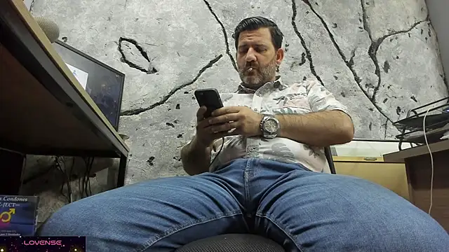 Snapshot of Maxi_TheBigDaddy chatting on October 1, 9:10 pm Maxi TheBigDaddy online show from October 1, 9:10 pm