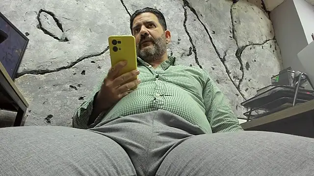 Snapshot of Maxi_TheBigDaddy chatting on October 21, 11:44 am Maxi TheBigDaddy online show from October 21, 11:44 am