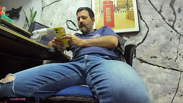 Snapshot of Maxi_TheBigDaddy chatting on November 25, 5:02 pm Maxi TheBigDaddy online show from November 25, 5:02 pm