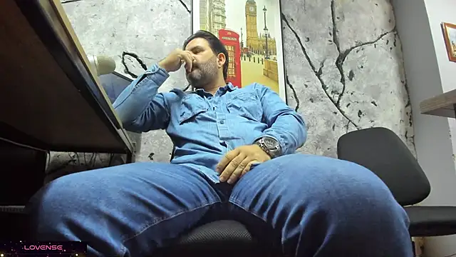 Snapshot of Maxi_TheBigDaddy chatting on December 16, 3:39 pm Maxi TheBigDaddy online show from December 16, 3:39 pm