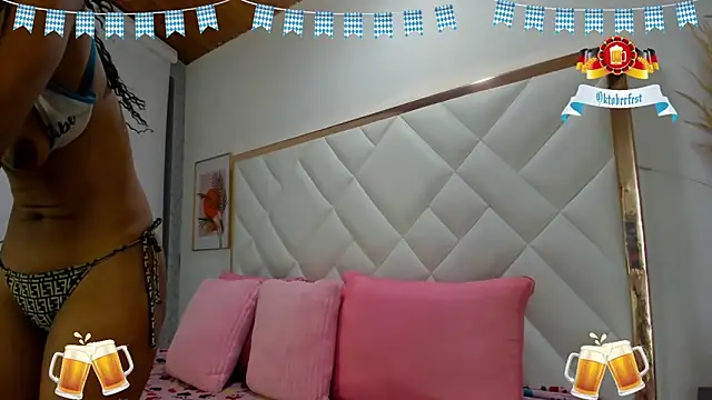 Snapshot of EmiliBonnie chatting on September 25, 12:03 am EmiliBonnie online show from September 25, 12:03 am