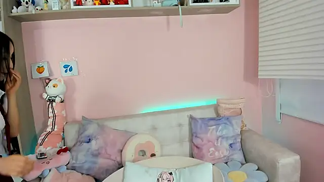 Snapshot of tinysara chatting on November 6, 4:19 pm tinysara online show from November 6, 4:19 pm