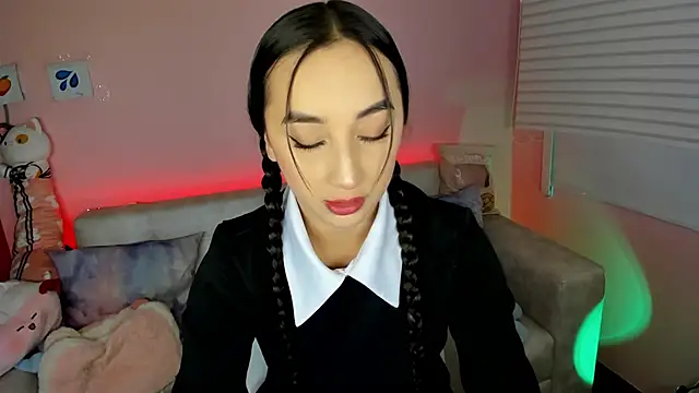 Snapshot of tinysara chatting on November 9, 4:27 pm tinysara online show from November 9, 4:27 pm