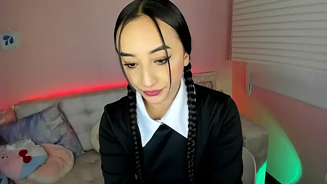 Snapshot of tinysara chatting on November 17, 4:35 pm tinysara online show from November 17, 4:35 pm