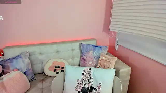 tinysara online show from June 12, 4:39 pm