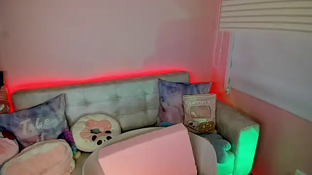 tinysara online show from July 9, 3:38 pm