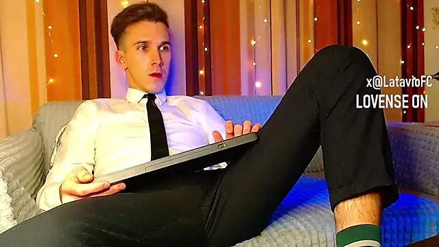 Snapshot of Midnighter_ chatting on December 16, 11:54 pm Midnighter online show from December 16, 11:54 pm