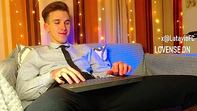 Snapshot of Midnighter_ chatting on December 23, 12:52 am Midnighter online show from December 23, 12:52 am