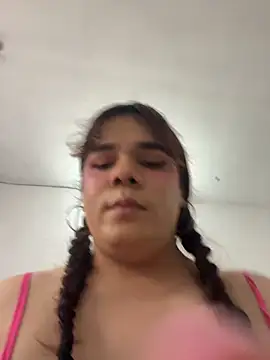 Snapshot of Violetacam_05 chatting on February 21, 3:02 pm Violetacam 05 online show from February 21, 3:02 pm