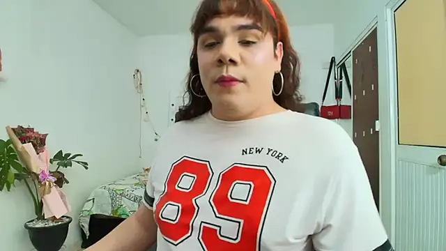 Snapshot of Violetacam_05 chatting on March 9, 8:40 am Violetacam 05 online show from March 9, 8:40 am