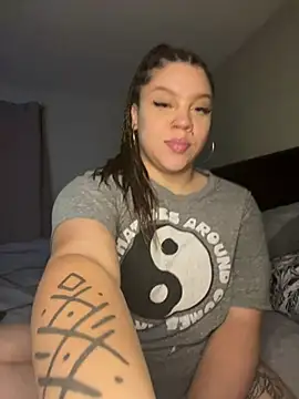 QueenNuttCollector online show from January 7, 1:17 am