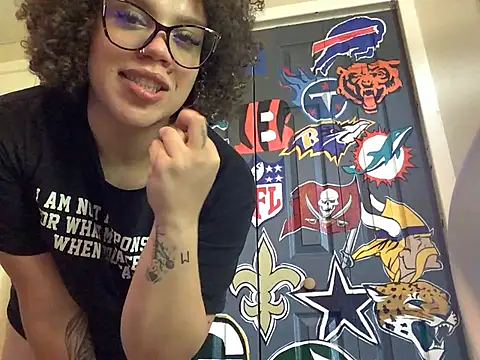 QueenNuttCollector online show from June 11, 4:38 pm