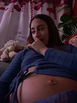 Snapshot of Vaiolet_a chatting on December 19, 1:50 am Vaiolet a online show from December 19, 1:50 am