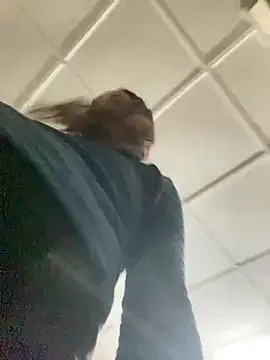 Snapshot of Vaiolet_a chatting on December 20, 1:36 am Vaiolet a online show from December 20, 1:36 am