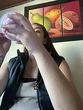 Snapshot of Vaiolet_a chatting on January 22, 9:54 pm Vaiolet a online show from January 22, 9:54 pm