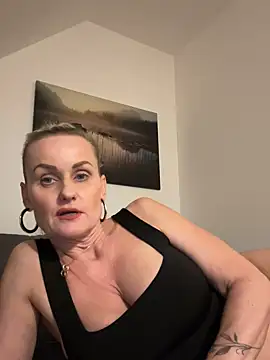 Snapshot of Daryyna chatting on October 2, 5:53 pm Daryyna online show from October 2, 5:53 pm