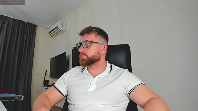 Snapshot of Findom_guy chatting on March 5, 11:06 am Findom guy online show from March 5, 11:06 am