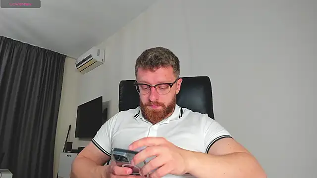 Snapshot of Findom_guy chatting on March 13, 8:43 am Findom guy online show from March 13, 8:43 am