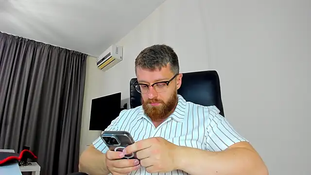 Snapshot of Findom_guy chatting on April 8, 3:23 pm Findom guy online show from April 8, 3:23 pm