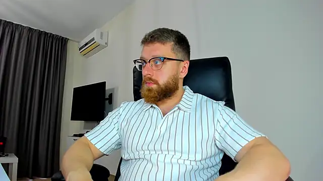 Snapshot of Findom_guy chatting on April 11, 9:46 am Findom guy online show from April 11, 9:46 am