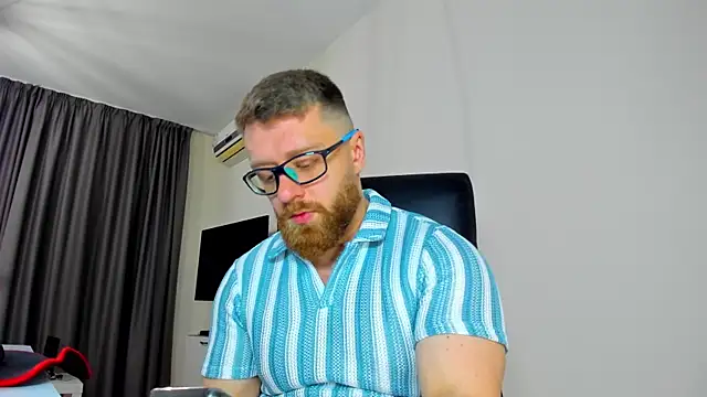 Snapshot of Findom_guy chatting on April 13, 10:43 am Findom guy online show from April 13, 10:43 am