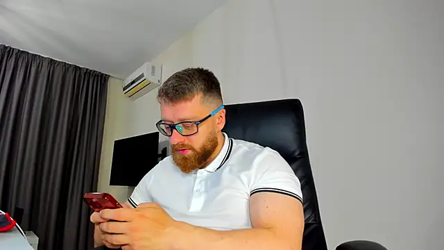 Snapshot of Findom_guy chatting on April 16, 10:27 am Findom guy online show from April 16, 10:27 am