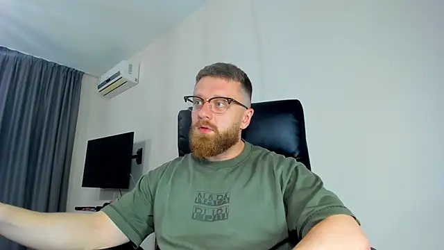 Snapshot of Findom_guy chatting on April 27, 6:17 pm Findom guy online show from April 27, 6:17 pm