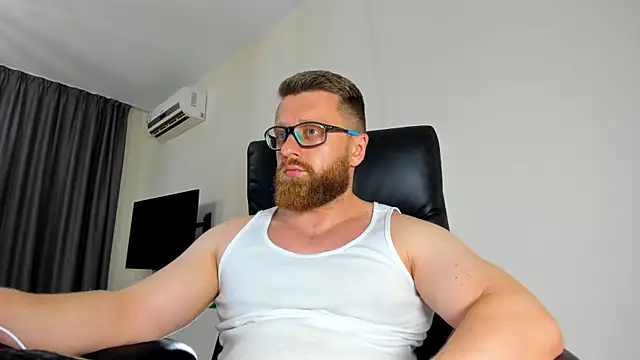 Snapshot of Findom_guy chatting on May 28, 12:19 am Findom guy online show from May 28, 12:19 am