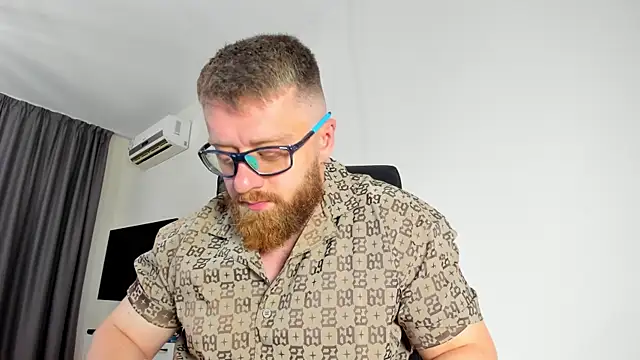 Snapshot of Findom_guy chatting on May 29, 7:39 am Findom guy online show from May 29, 7:39 am