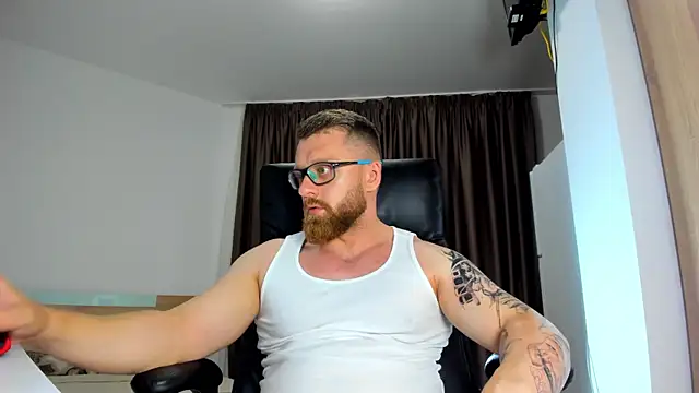 Snapshot of Findom_guy chatting on June 15, 5:04 pm Findom guy online show from June 15, 5:04 pm