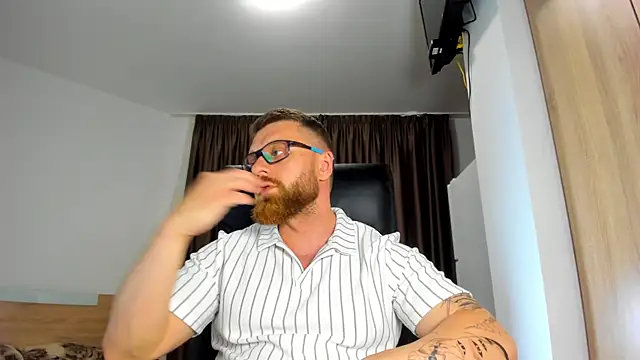 Snapshot of Findom_guy chatting on June 17, 3:35 pm Findom guy online show from June 17, 3:35 pm