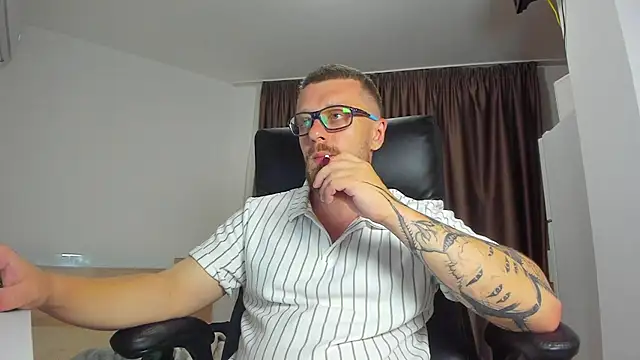 Snapshot of Findom_guy chatting on July 31, 5:45 pm Findom guy online show from July 31, 5:45 pm
