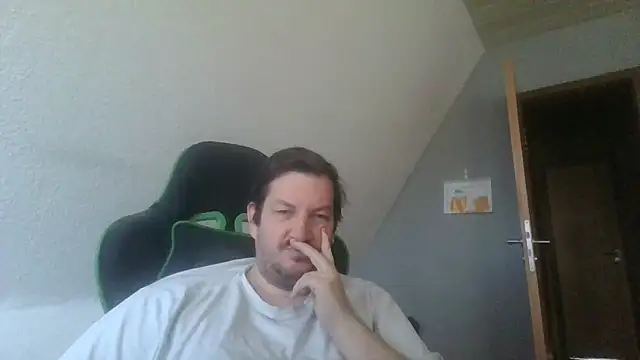 Snapshot of Golffahrer1982 chatting on November 12, 9:32 am Golffahrer1982 online show from November 12, 9:32 am