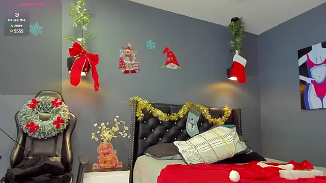 Sophiietaylor online show from December 26, 11:13 pm