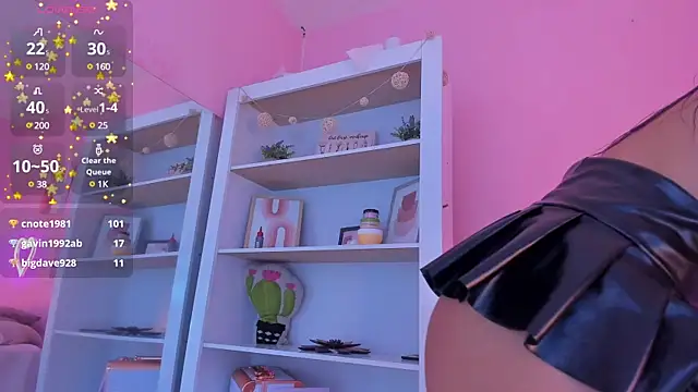 Sophiietaylor online show from March 18, 2:15 am