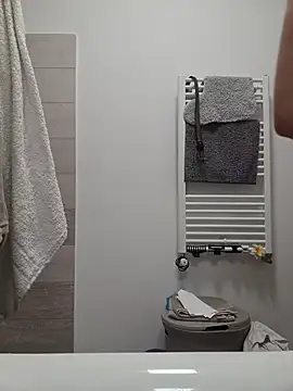 Snapshot of ToplessDragon@xh chatting on April 13, 9:42 pm ToplessDragonxh online show from April 13, 9:42 pm