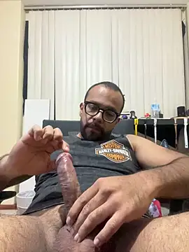 Snapshot of Luisrovers18 chatting on April 15, 4:52 am Luisrovers18 online show from April 15, 4:52 am