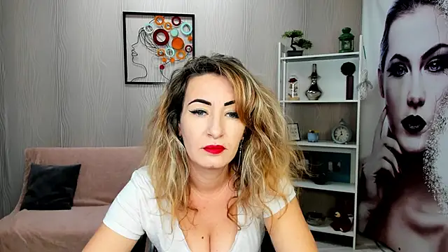 Snapshot of Cassandra_Hotty chatting on December 6, 8:59 am Cassandra Hotty online show from December 6, 8:59 am