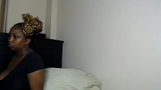 NIKKIE LOVE online show from February 5, 11:20 pm