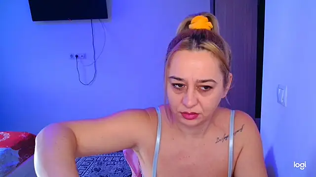 freyyamore1 online show from February 5, 6:29 am