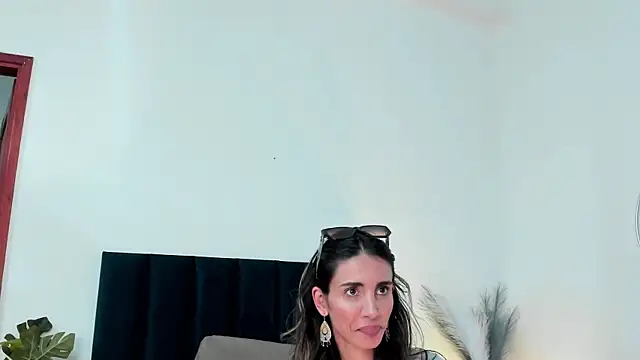 Nina Cavaali online show from February 5, 6:15 pm