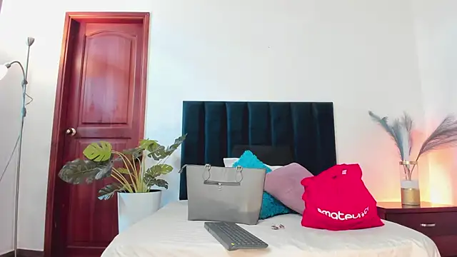 Nina Cavaali online show from October 15, 6:19 pm