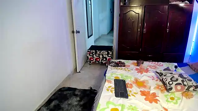 Snapshot of ivonne__hott1 chatting on January 17, 11:51 pm ivonne hott1 online show from January 17, 11:51 pm