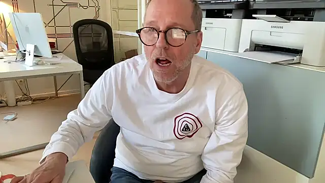 Snapshot of drefman chatting on February 26, 11:20 am drefman online show from February 26, 11:20 am